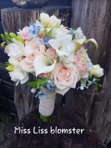 your wedding planner in copenhagen can help you with flowers